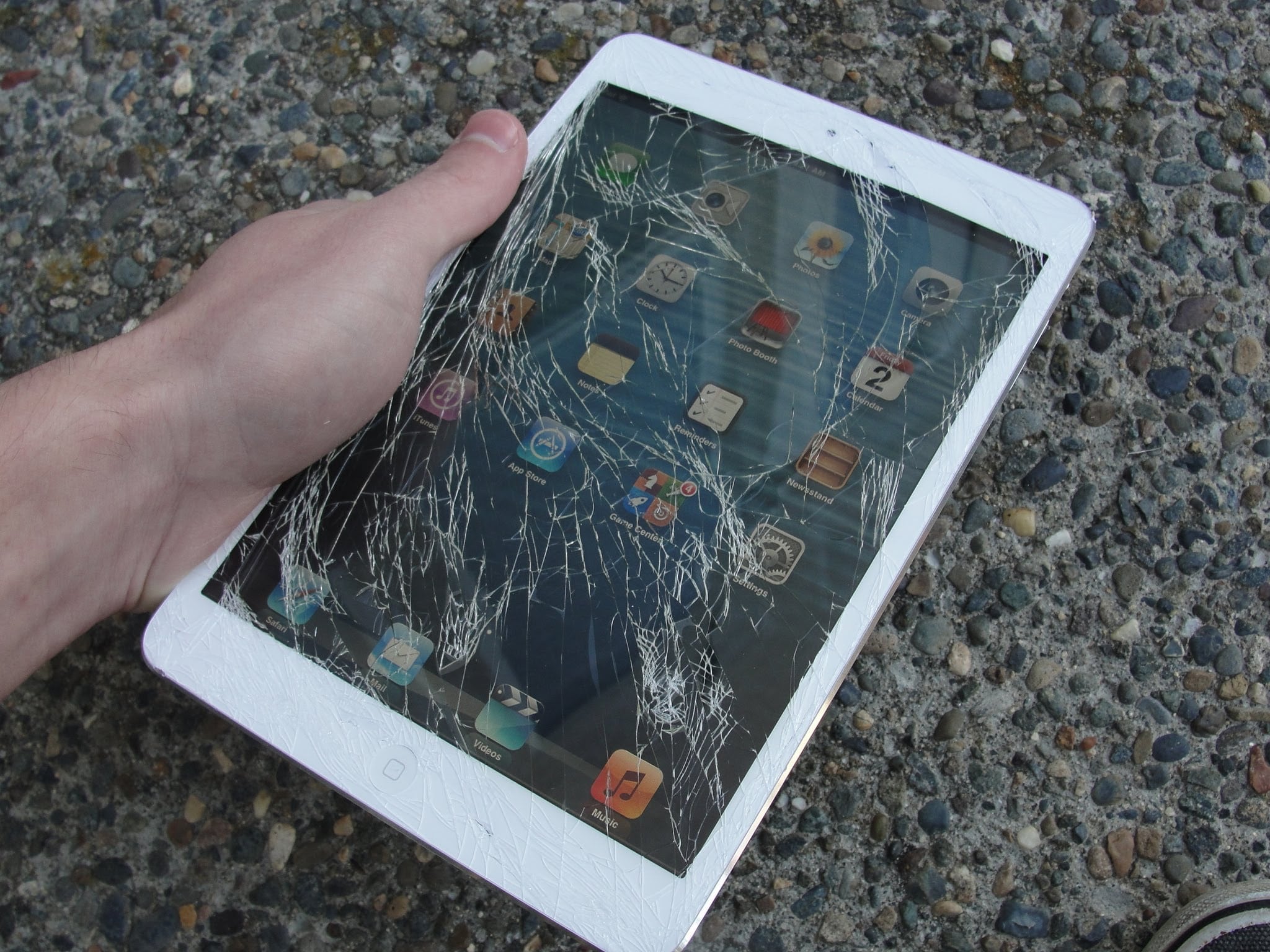 Разбилось стекло на iPad - фото