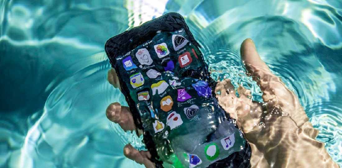 iPhone упал в воду - фотография